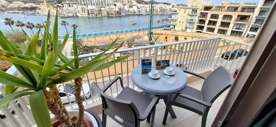 Property building, Patio, Natural landscape, View (from property/room), Balcony/Terrace, Dining area, City view, Sea view