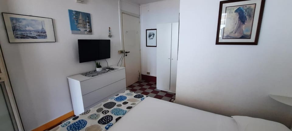 TV and multimedia, Bedroom, air conditioner