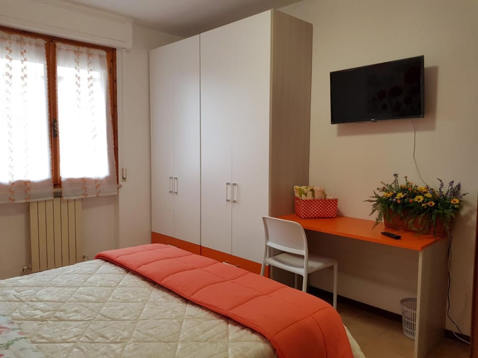 Communal lounge/ TV room, Bed, TV and multimedia, Photo of the whole room, Bedroom
