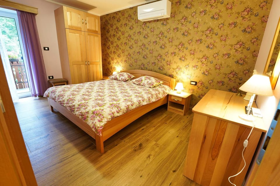 Bed, Photo of the whole room, Bedroom, wardrobe, air conditioner
