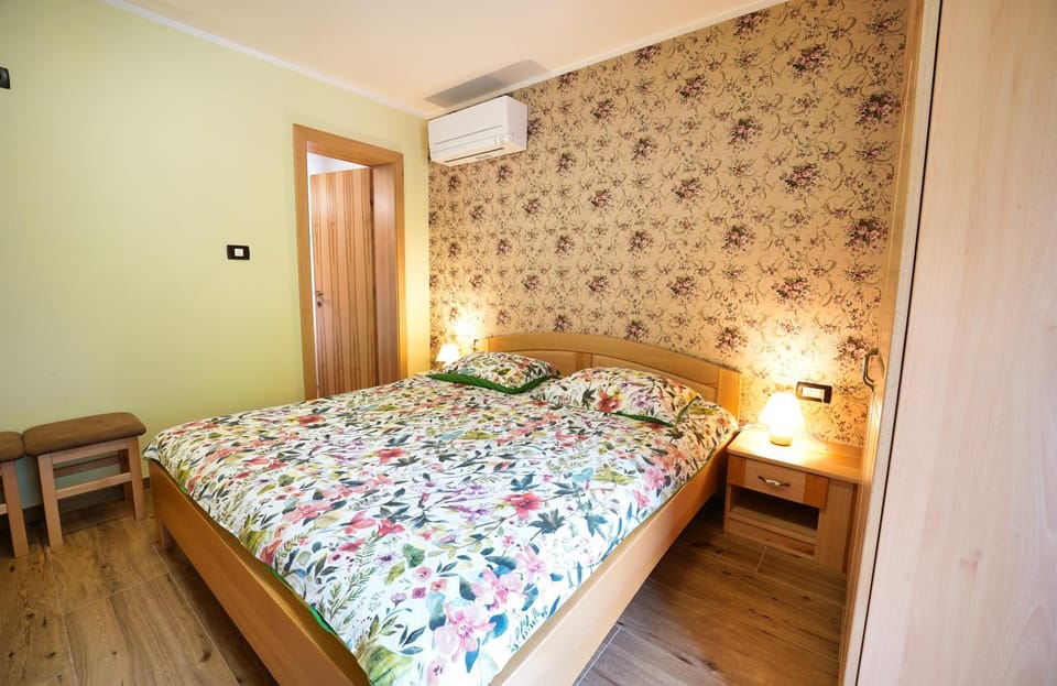 Bed, Photo of the whole room, Bedroom, internet, air conditioner