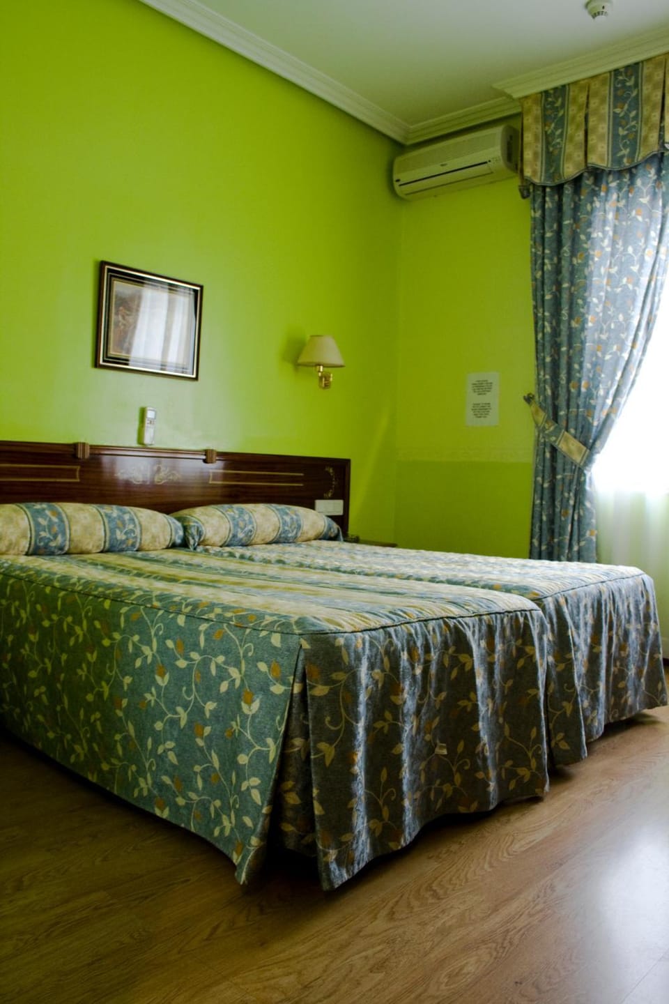 Photo of the whole room