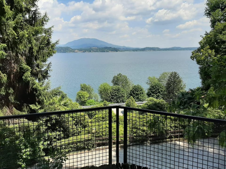BMP APARTMENT GIOIOSA 1 terrazza vista Lago Apartment in Canton of Ticino