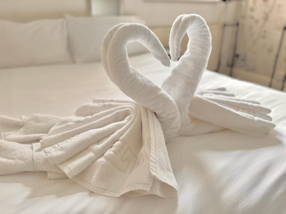 Bed, Photo of the whole room, Bedroom, towels