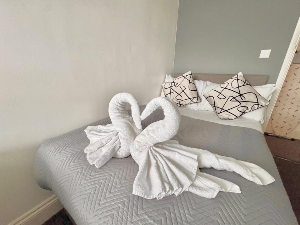 Bed, Photo of the whole room, Bedroom, towels