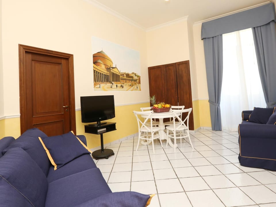 Lounge or bar, Seating area, Dining area