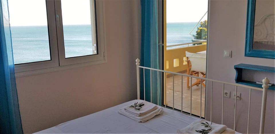 Photo of the whole room, Decorative detail