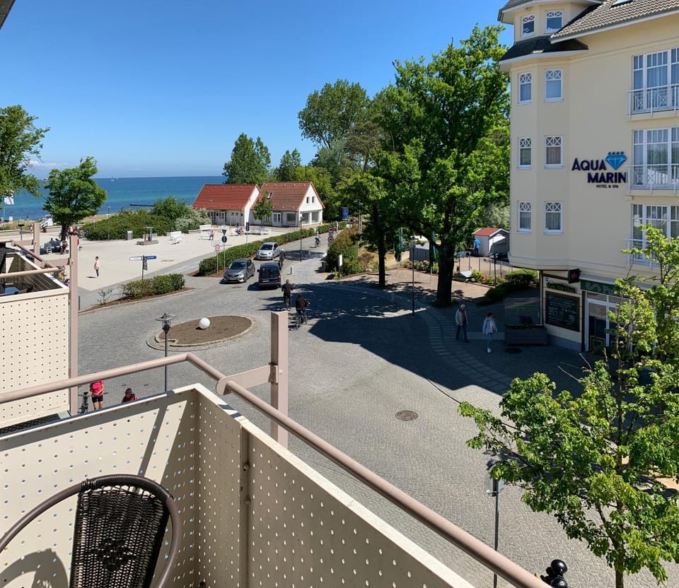 Neighbourhood, Balcony/Terrace