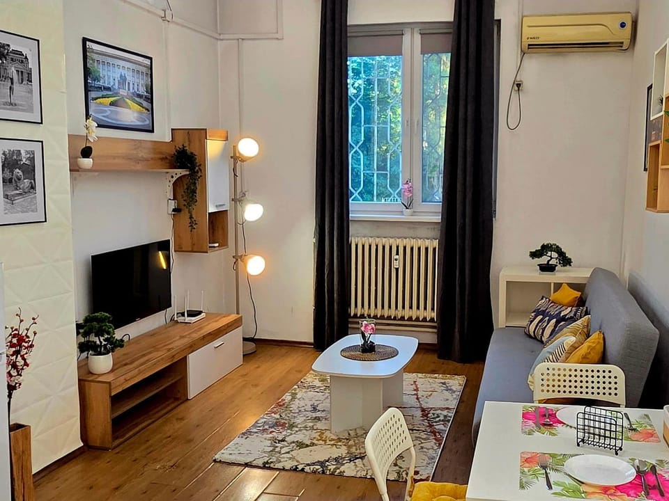 TV and multimedia, Living room, Seating area, internet, air conditioner