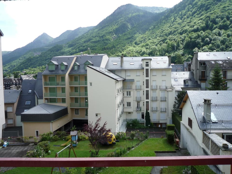 Neighbourhood, City view, Garden view, Mountain view, Quiet street view
