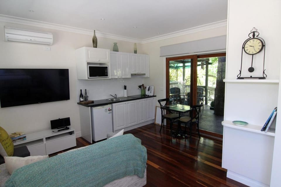 Garden, Kitchen or kitchenette, Living room, Dining area