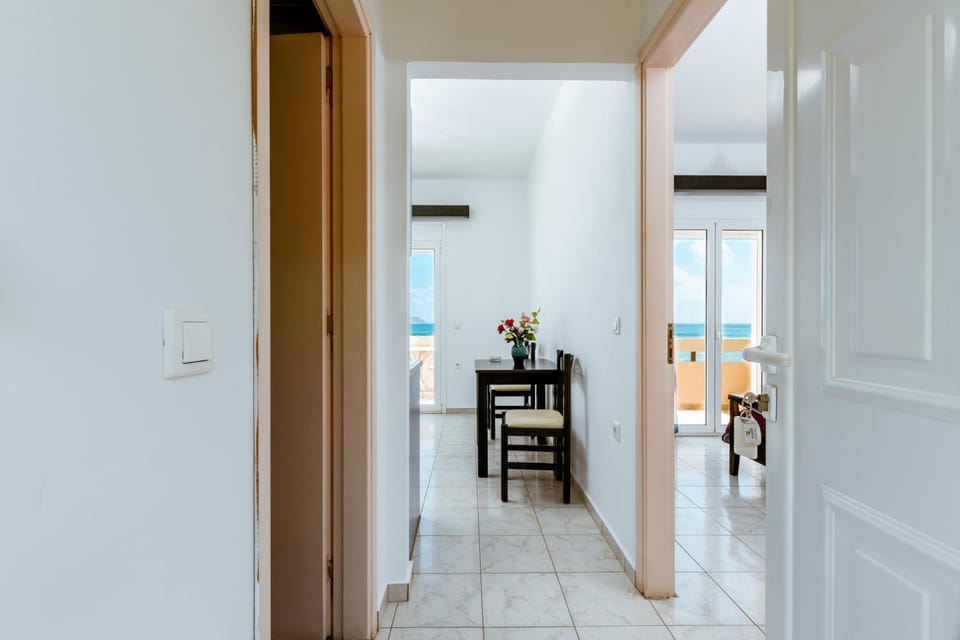 Kitchen or kitchenette, Seating area