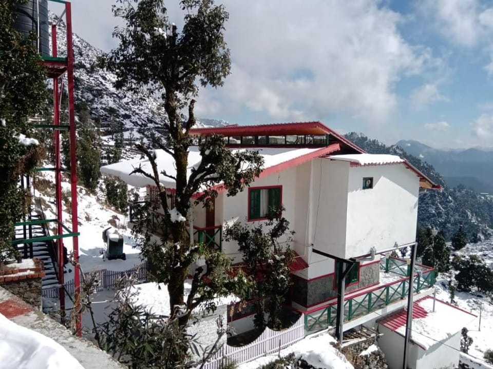 VEENU'S COTTAGE-views heater bonfire barbeque wifi MUSSOORIE Villa in Uttarakhand