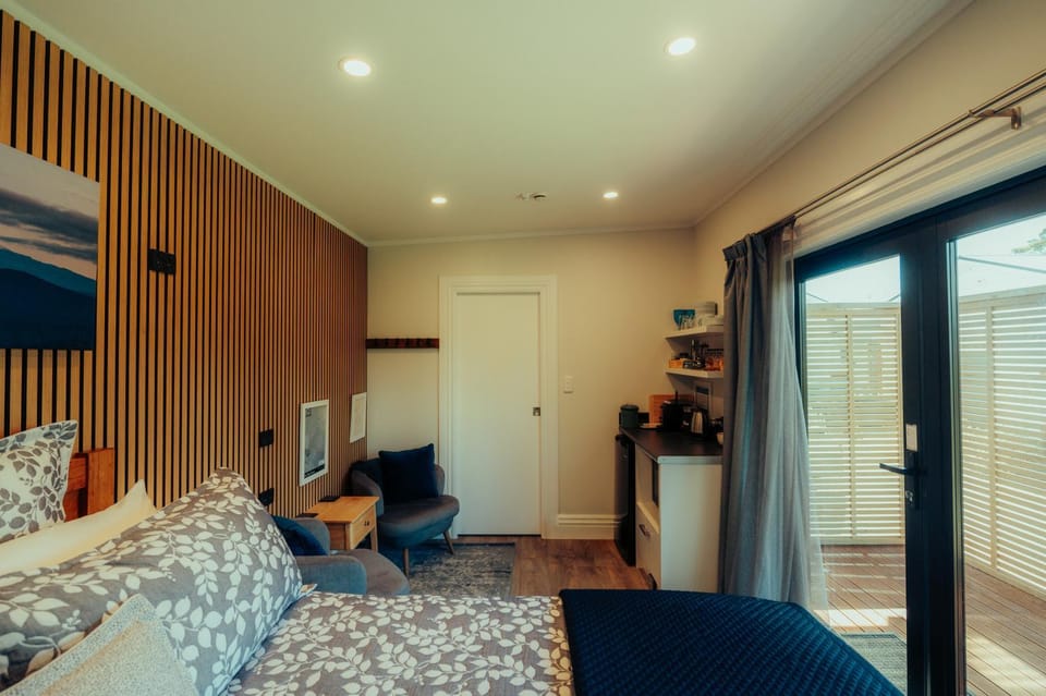 Kitchen or kitchenette, Seating area, Bedroom