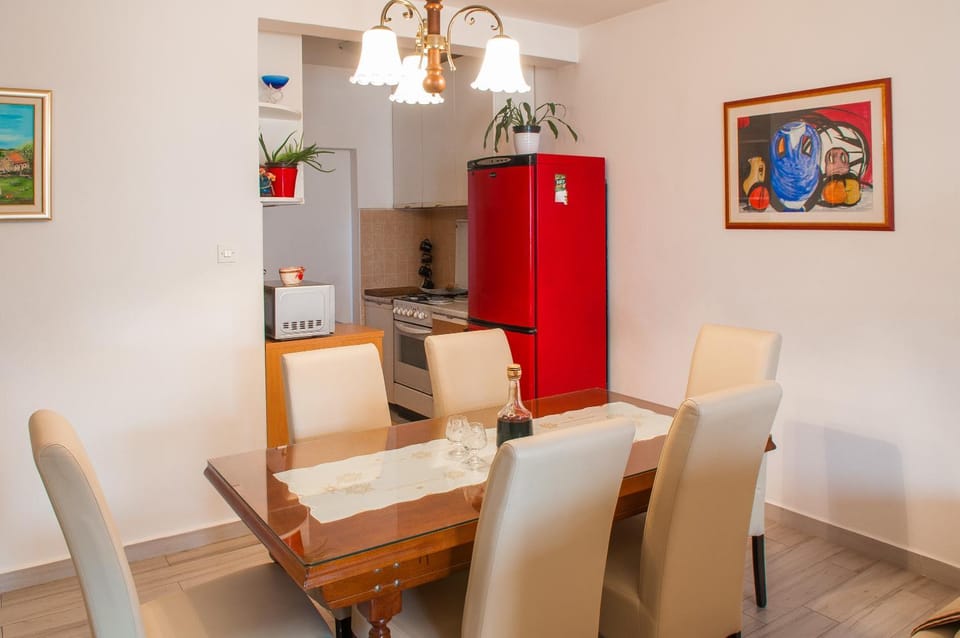 Kitchen or kitchenette, Seating area, Dining area, oven