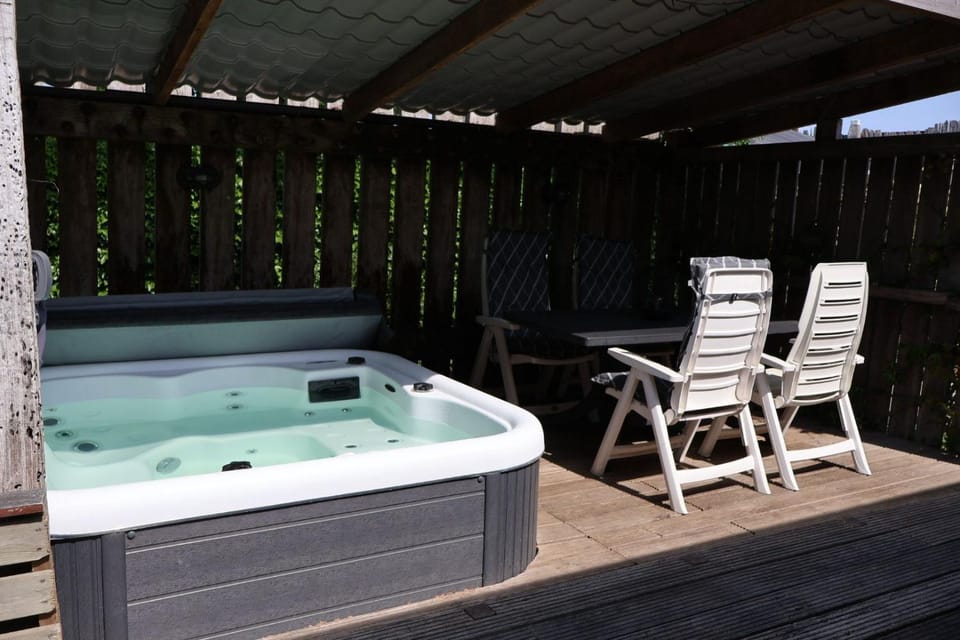 Chalet 30 met jacuzzi Chalet in Zeeland, Netherlands