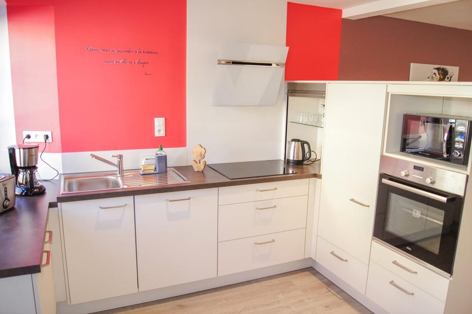 Coffee/tea facilities, Kitchen or kitchenette, dishwasher, oven, stove