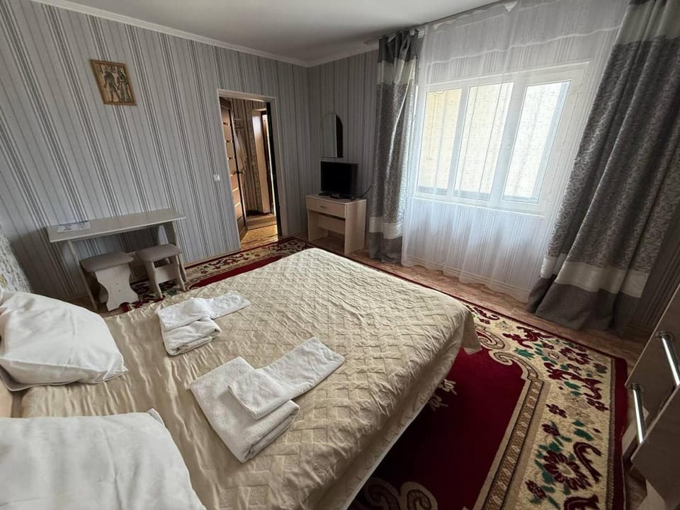 Bed, TV and multimedia, Photo of the whole room, towels