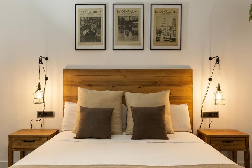 Bed, Photo of the whole room, Decorative detail, Bedroom, internet, internet, safe, towels, wardrobe, air conditioner, air conditioner