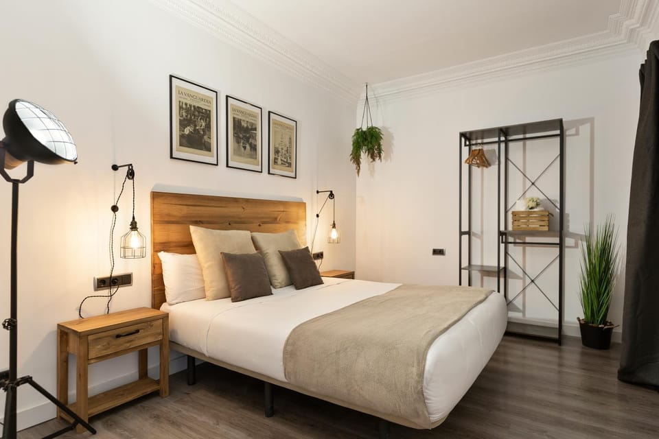 Bed, Photo of the whole room, Decorative detail, Bedroom, internet, towels, air conditioner