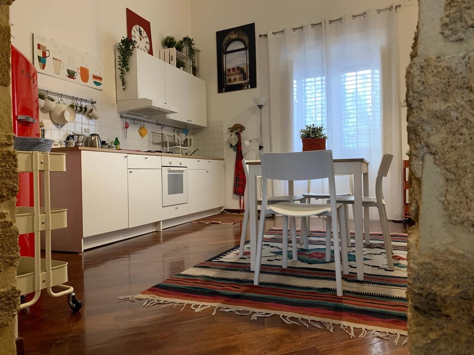 Kitchen or kitchenette, Dining area