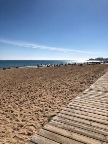 Nearby landmark, Restaurant/places to eat, Neighbourhood, Natural landscape, Beach, Area and facilities, Supermarket/grocery shop, Shopping Area, Swimming pool, Swimming pool