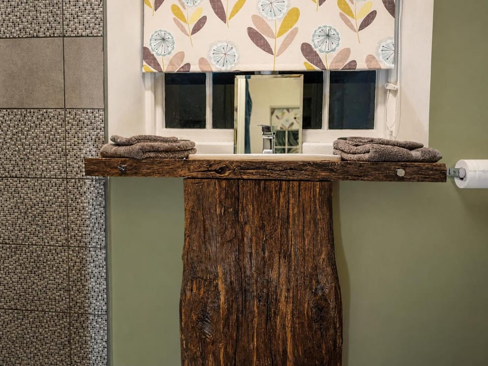 Bathroom, Decorative detail, towels