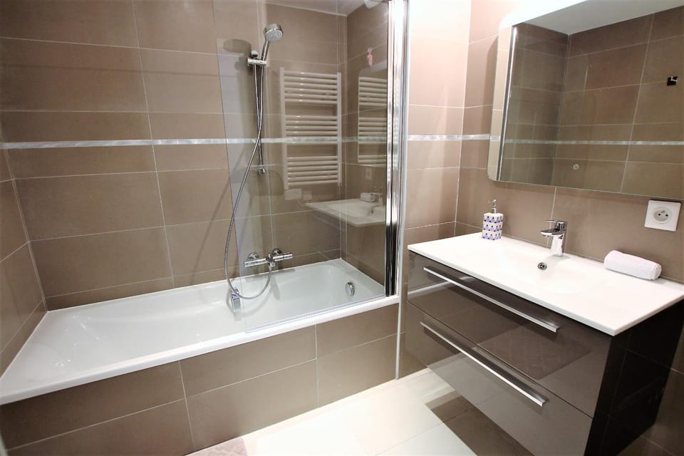 Bathroom, Decorative detail