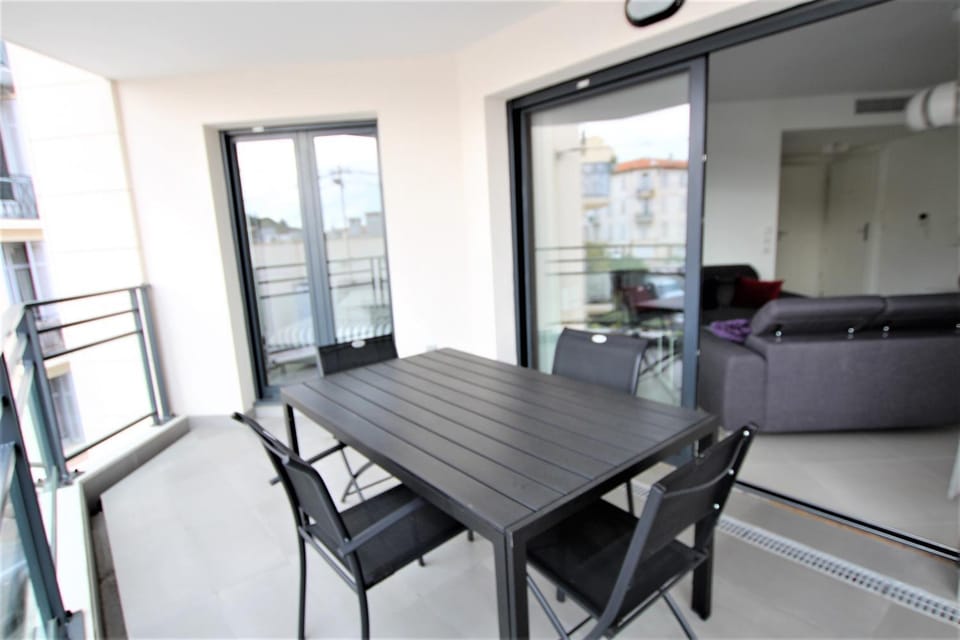 Balcony/Terrace, Living room, Decorative detail, Dining area