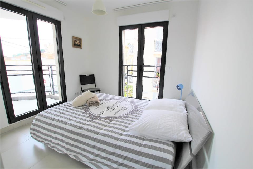 Bed, Photo of the whole room, Decorative detail, Bedroom