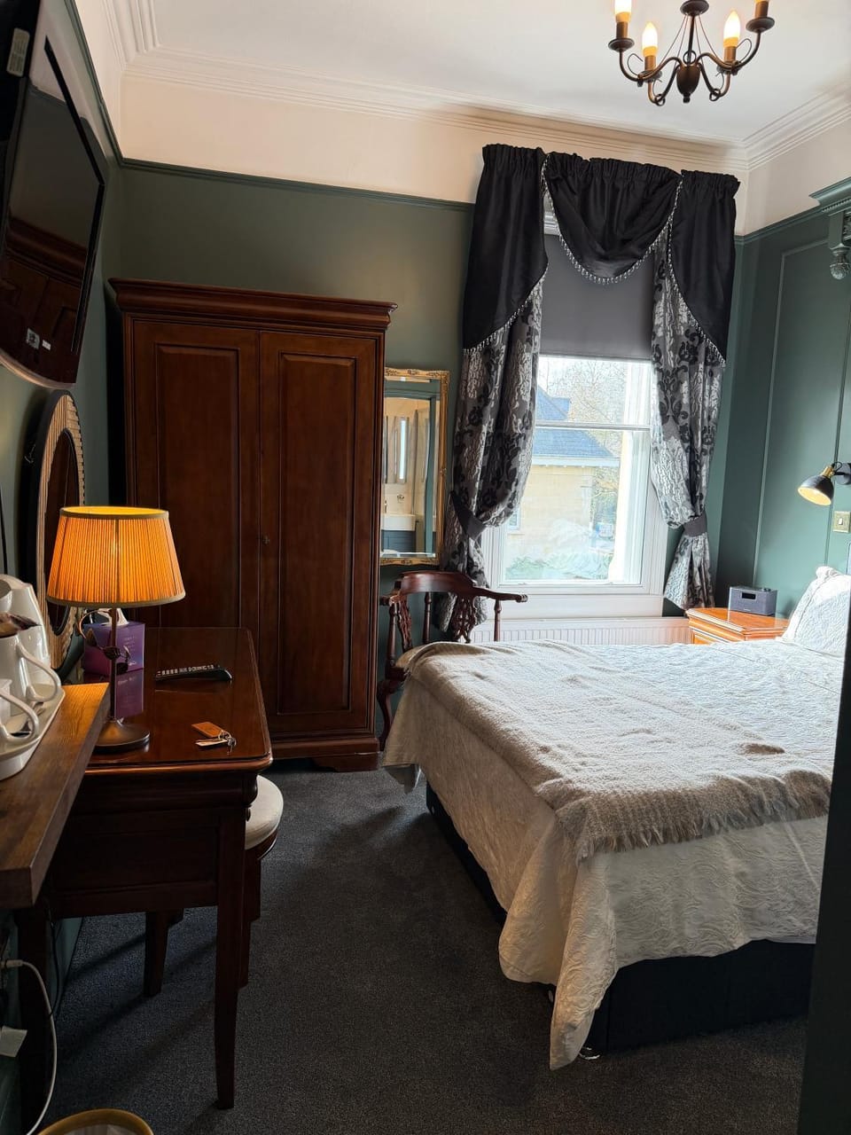 Photo of the whole room, Bedroom