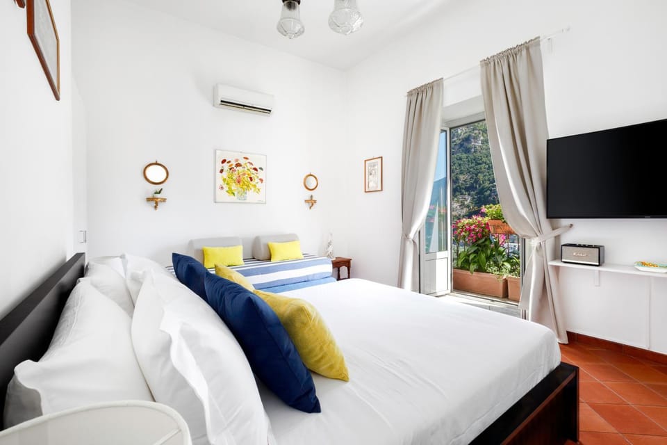 Bed, TV and multimedia, Photo of the whole room, Bedroom, air conditioner