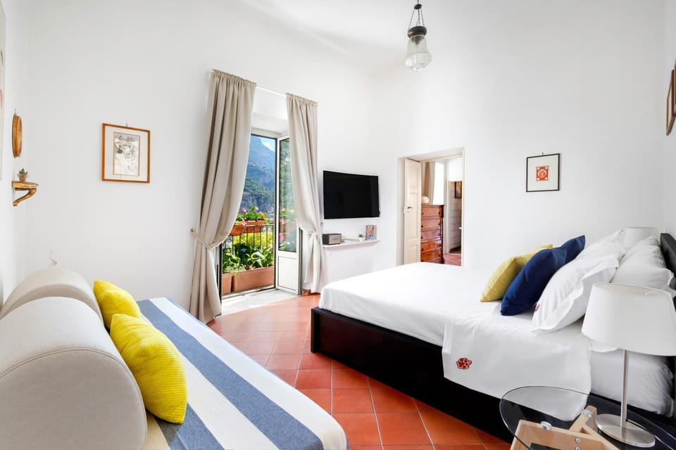 Bed, TV and multimedia, Living room, Photo of the whole room, Seating area, Bedroom