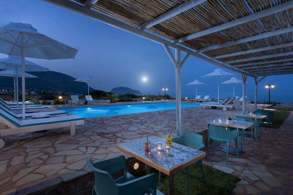 Property building, Restaurant/places to eat, Pool view, Swimming pool