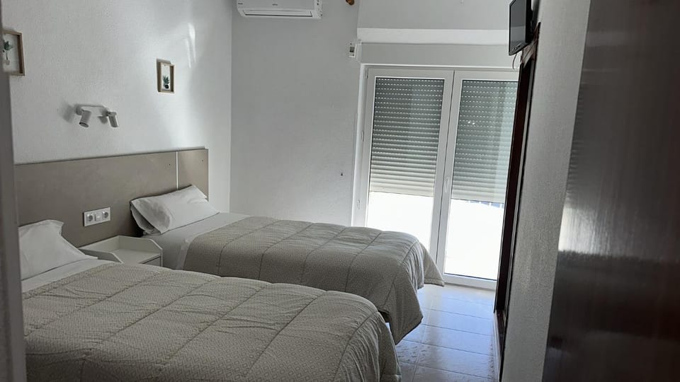 Bed, Photo of the whole room, Bedroom, air conditioner