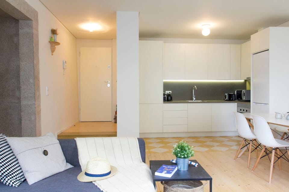 Coffee/tea facilities, Kitchen or kitchenette, Living room, Seating area, Dining area