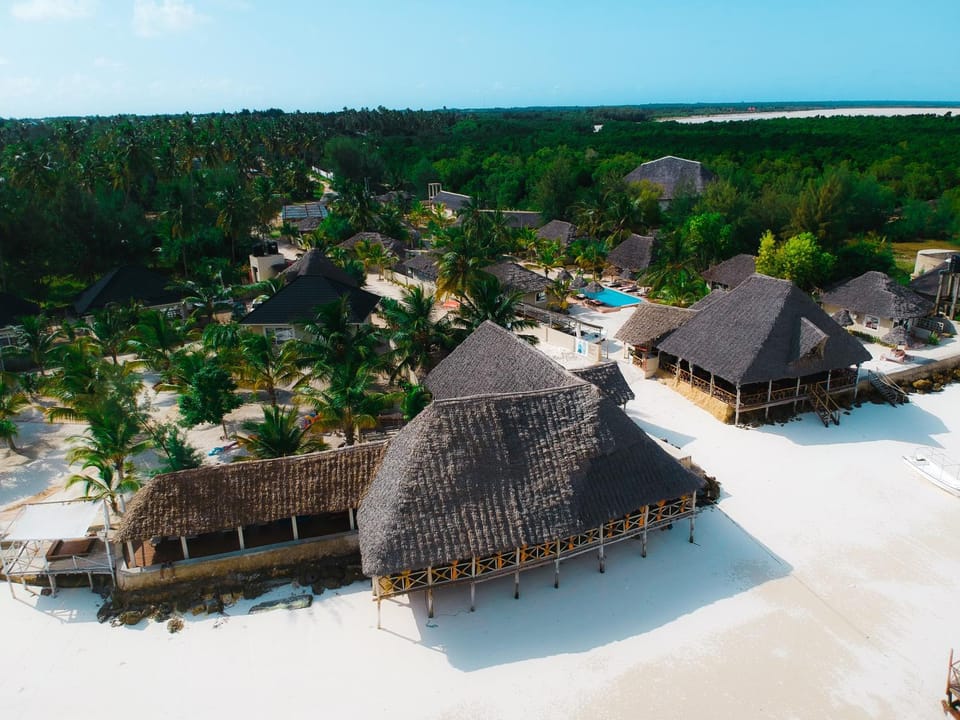 Property building, Restaurant/places to eat, Bird's eye view, Lounge or bar, Dining area, Beach, Guests