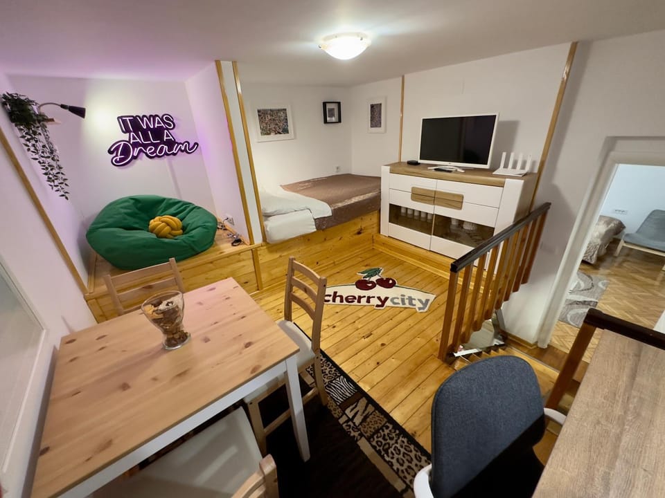 Bed, TV and multimedia, Dining area, Evening entertainment, hair dresser