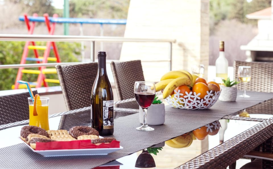 Staff, Balcony/Terrace, Decorative detail, Food, Meals, Lunch, Dinner, Family