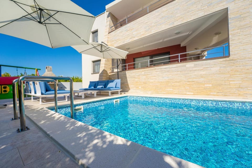Property building, Patio, Day, Balcony/Terrace, Pool view, Swimming pool, Swimming pool, sunbed