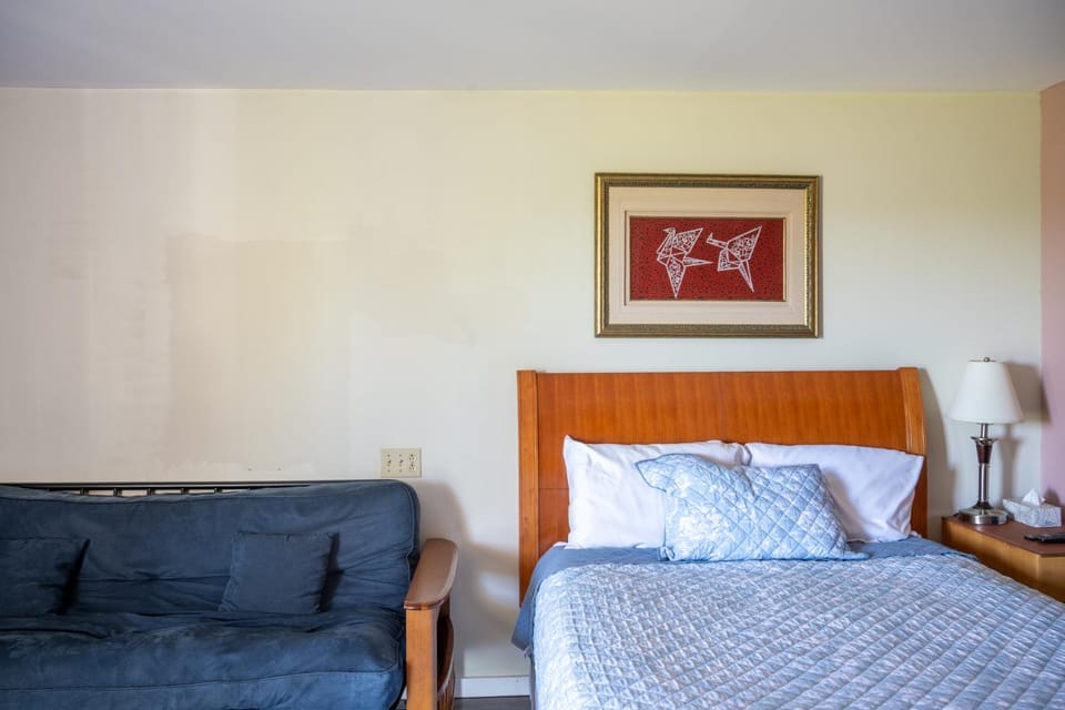 Bed, Seating area