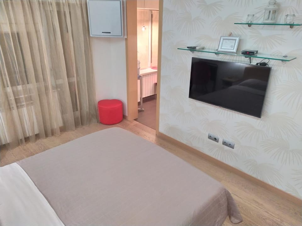 Bed, TV and multimedia, Bedroom