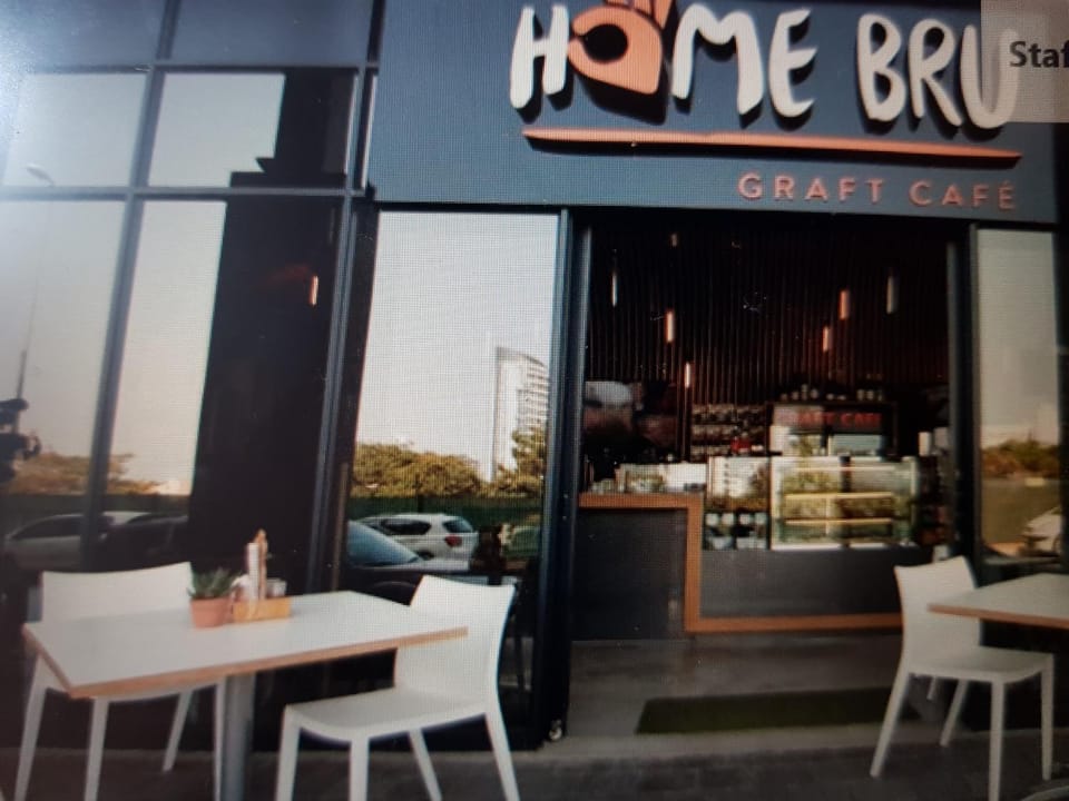Restaurant/places to eat, On-site shops, Lounge or bar