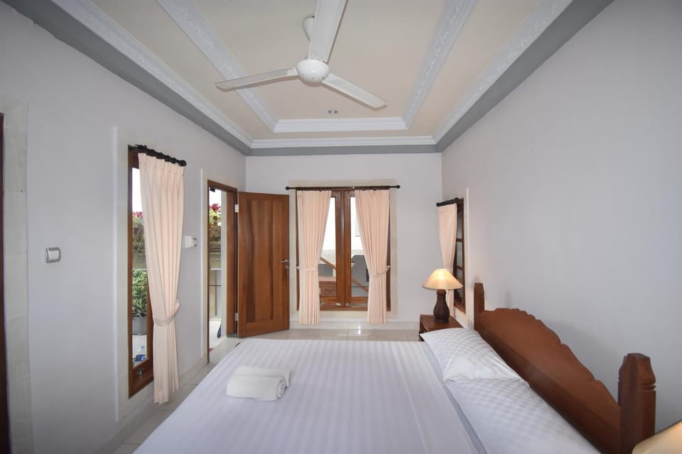 Shower, Toilet, Bathroom, Seating area, Bedroom