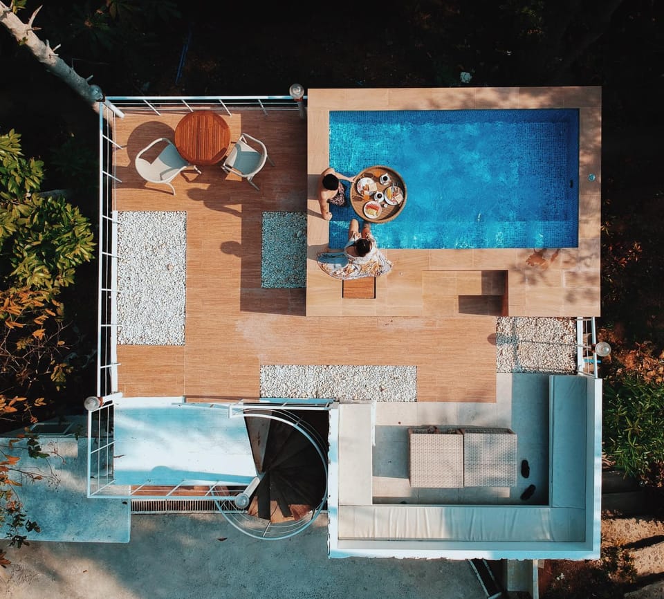 Patio, Nearby landmark, Day, Neighbourhood, Natural landscape, Activities, Bird's eye view, Spa and wellness centre/facilities, Beach, Pool view, Swimming pool, group of guests, sunbed