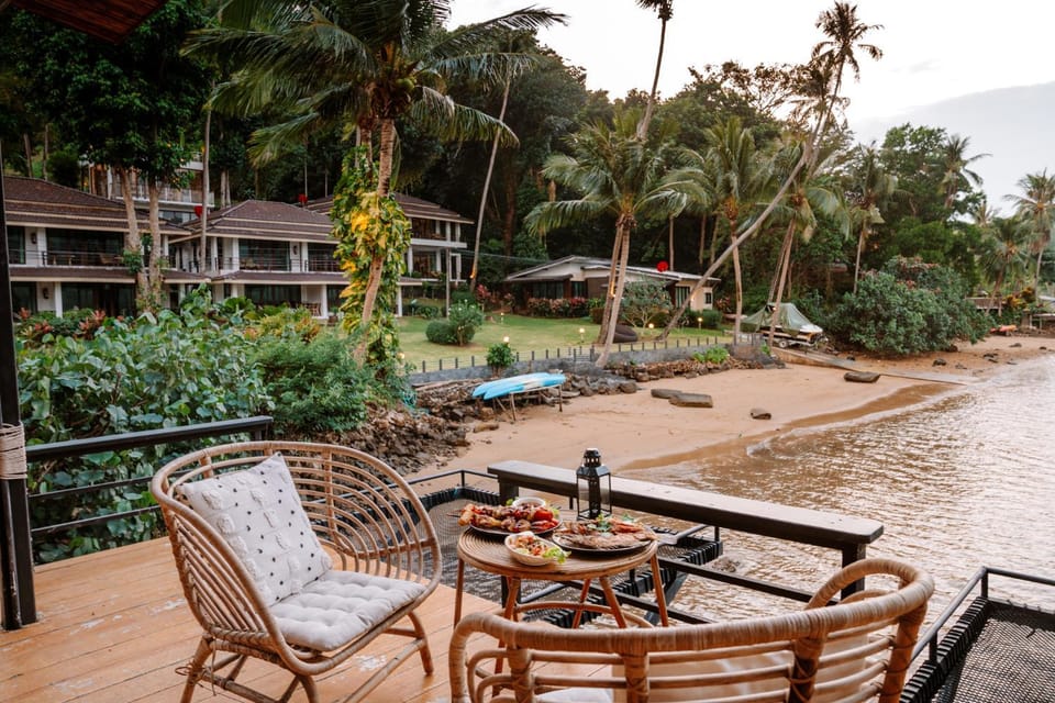 Property building, Patio, Restaurant/places to eat, Day, Natural landscape, Garden, Balcony/Terrace, Seating area, Dining area, Beach, Garden view, Sea view