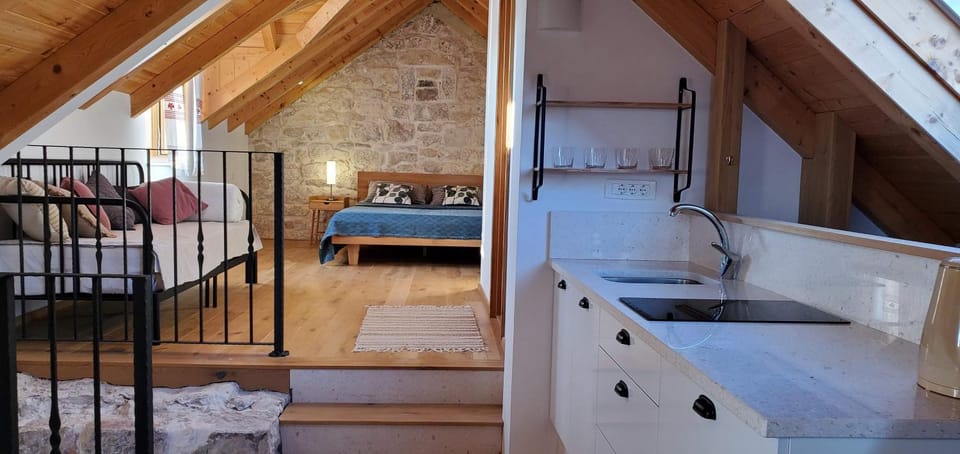Kitchen or kitchenette, Bedroom