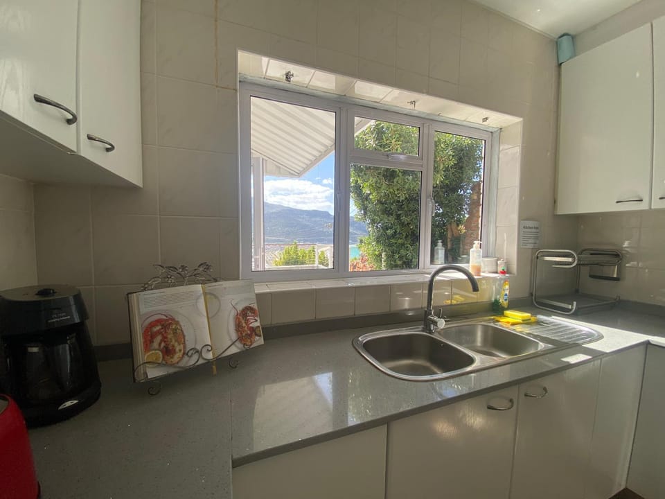 Watching Waves, Heron Chase House in Cape Town