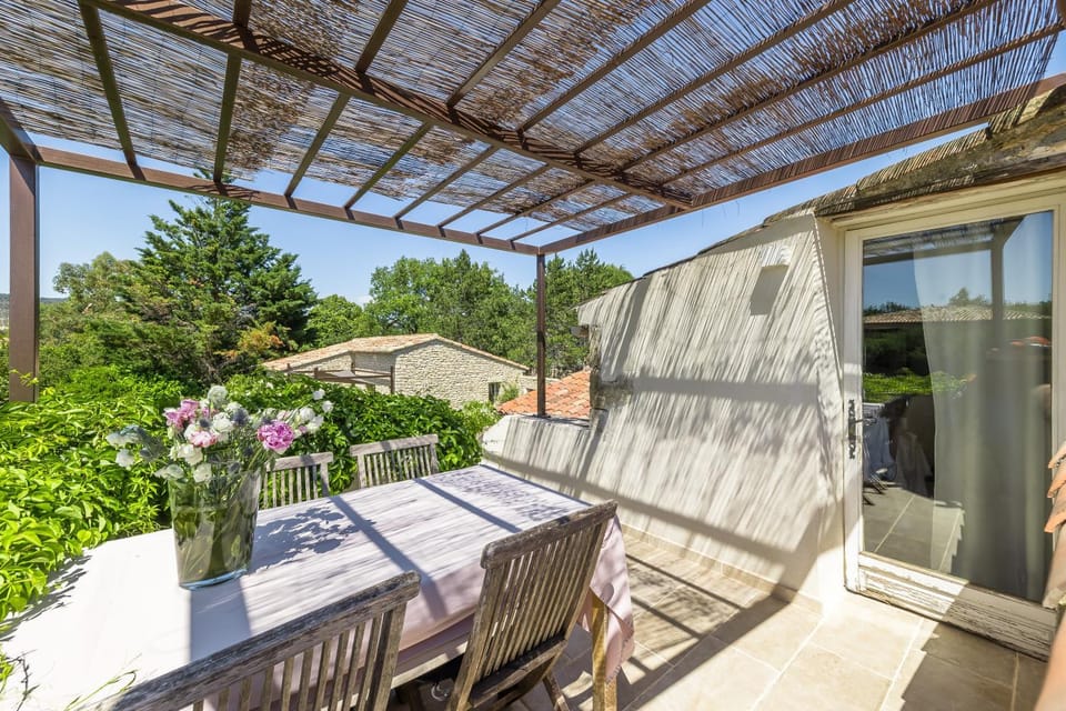 Mas Oréa Sous la glycine House in Gordes
