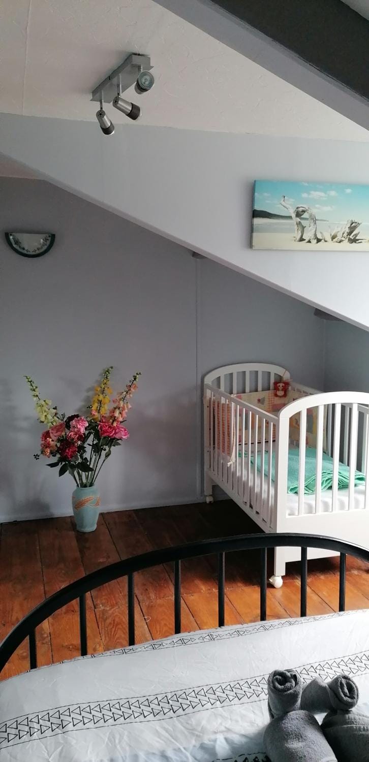 Bedroom, cot